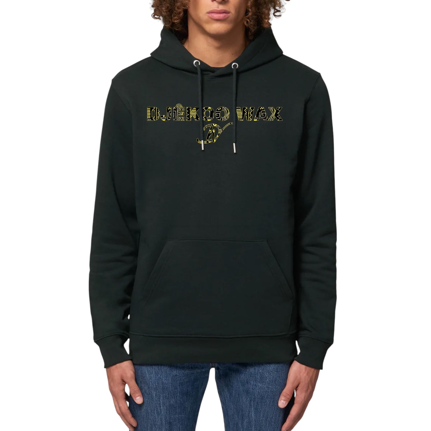Vue produit sweat à capuche unisexe noir avec lettrage DJÊKOO WAX rempli de motifs Bogolan jaune citron et noir et monogramme DW cursif jaune - Fashion africaine premium
