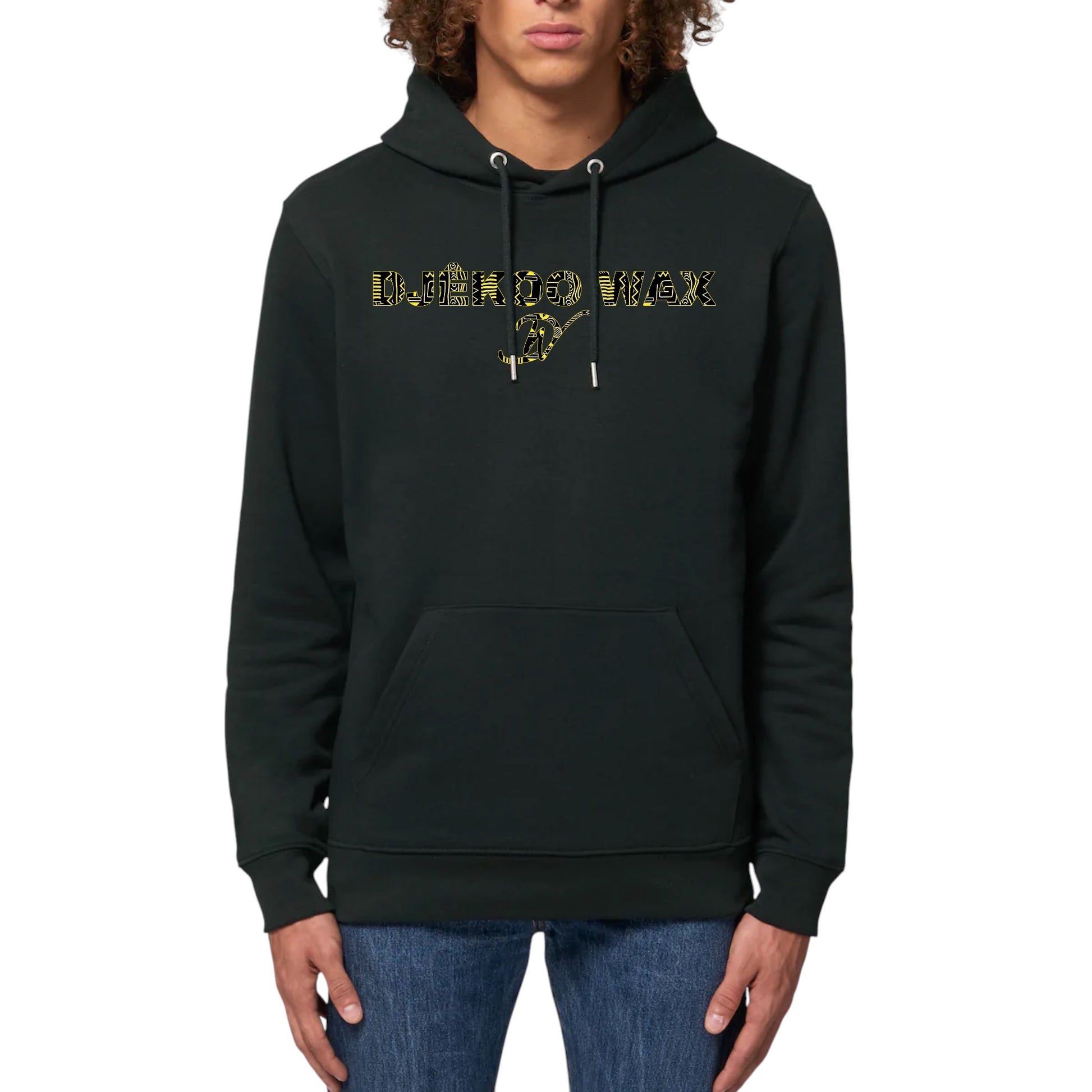 Vue produit sweat à capuche unisexe noir avec lettrage DJÊKOO WAX rempli de motifs Bogolan jaune citron et noir et monogramme DW cursif jaune - Fashion africaine premium