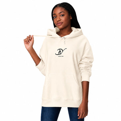 Sweat à capuche unisexe Premium Plus beige ivoire Djêkoo Wax porté par une femme