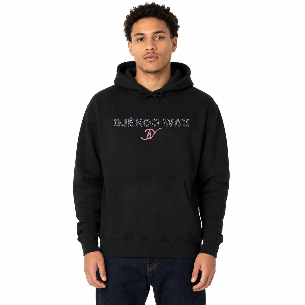 Homme portant un sweat à capuche unisexe noir avec design wax Bogolan