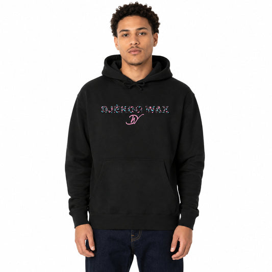 Homme portant un sweat à capuche unisexe noir avec design wax Bogolan