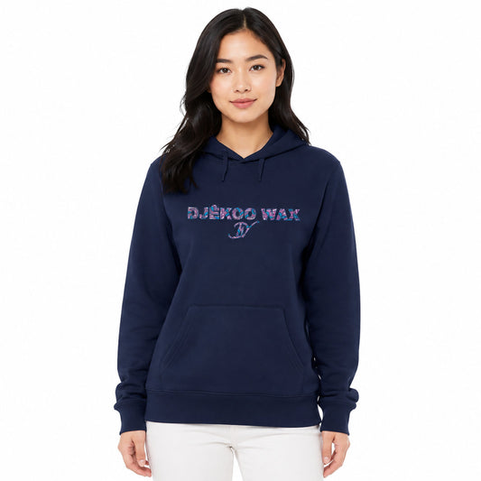 Homme portant un sweat à capuche unisexe marine avec motif wax Fleurs de Mariage