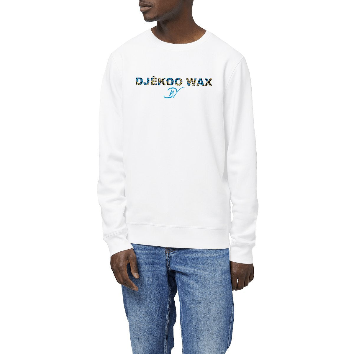 Homme portant un sweat-shirt col rond unisexe bio blanc avec lettrage DJÊKOO WAX rempli de motifs wax bleu, jaune et noir et monogramme DW cursif bleu - Djêkoo Wax

