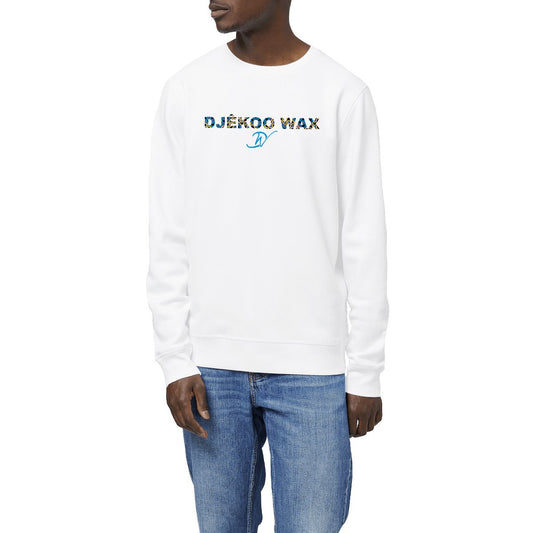 Homme portant un sweat-shirt col rond unisexe bio blanc avec lettrage DJÊKOO WAX rempli de motifs wax bleu, jaune et noir et monogramme DW cursif bleu - Djêkoo Wax

