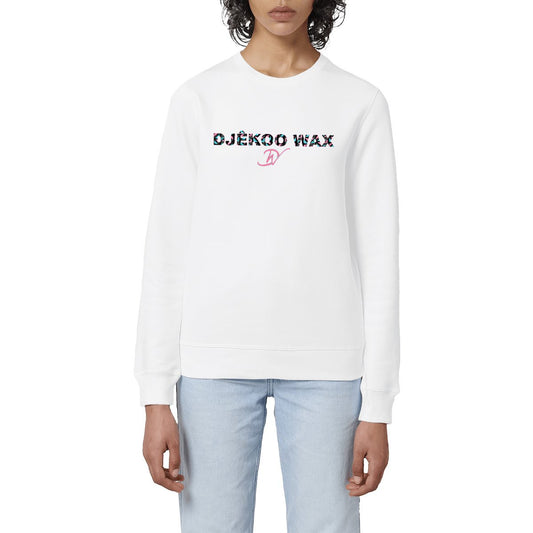 Femme portant un sweat-shirt col rond unisexe bio blanc avec lettrage DJÊKOO WAX rempli de motifs Bogolan noir, turquoise et rose et monogramme DW cursif rose - Djêkoo Wax