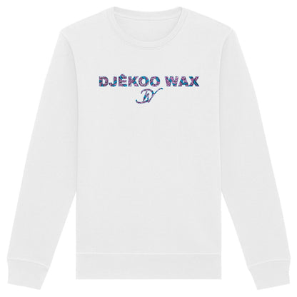 Vue produit sweat-shirt col rond unisexe bio blanc à plat avec lettrage DJÊKOO WAX rempli de motifs wax fleurs de mariage rose fuchsia, bleu turquoise et violet et monogramme DW cursif - Mode africaine éthique