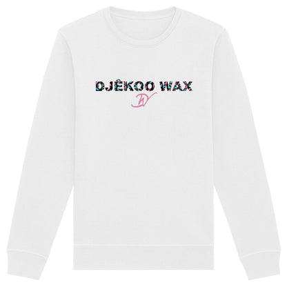 Vue produit sweat-shirt col rond unisexe bio blanc à plat avec lettrage DJÊKOO WAX rempli de motifs Bogolan noir, turquoise et rose et monogramme DW cursif rose - Mode africaine éthique