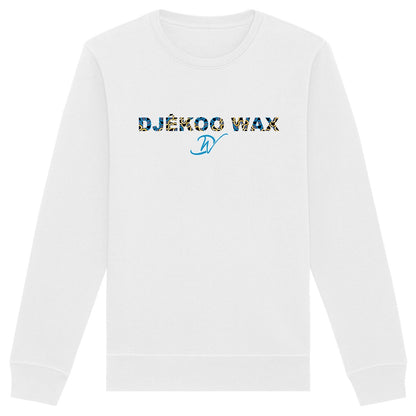 Vue produit sweat-shirt col rond unisexe bio blanc à plat avec lettrage DJÊKOO WAX rempli de motifs wax bleu, jaune et noir et monogramme DW cursif bleu - Mode africaine éthique

