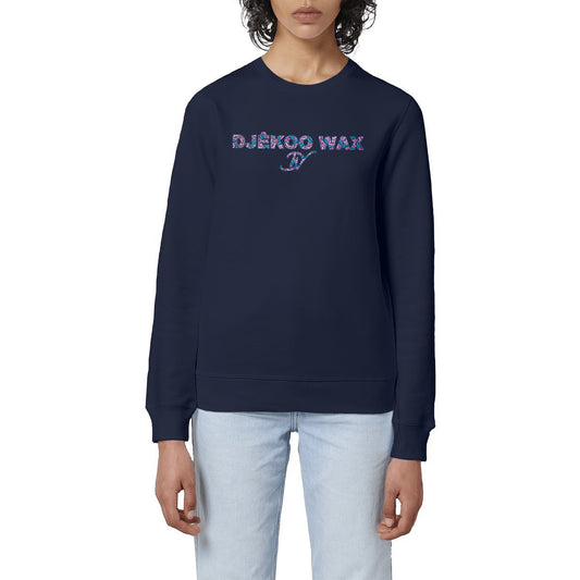 Femme portant un sweat-shirt col rond unisexe bio bleu marine à plat avec lettrage DJÊKOO WAX rempli de motifs wax fleurs de mariage rose fuchsia, bleu turquoise et violet et monogramme DW cursif - Vêtement éco-responsable