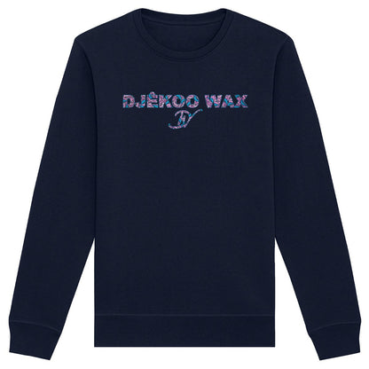 Vue produit sweat-shirt col rond unisexe bio bleu navy à plat avec lettrage DJEKOO WAX rempli de motifs wax fleurs de mariage rose fuchsia, bleu turquoise et violet et monogramme DW cursif - Djêkoo Wax

