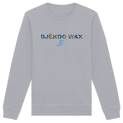 Vue produit sweat-shirt col rond unisexe bio gris clair à plat avec lettrage DJÊKOO WAX rempli de motifs wax bleu, jaune et noir et monogramme DW cursif bleu - Style africain premium

