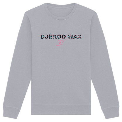 Vue produit sweat-shirt col rond unisexe bio gris clair à plat avec lettrage DJÊKOO WAX rempli de motifs Bogolan noir, turquoise et rose et monogramme DW cursif rose - Style africain premium

