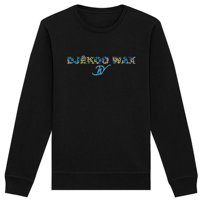 Vue produit sweat-shirt col rond unisexe bio noir à plat avec lettrage DJÊKOO WAX rempli de motifs wax bleu, jaune et noir et monogramme DW cursif bleu - Fashion africaine durable