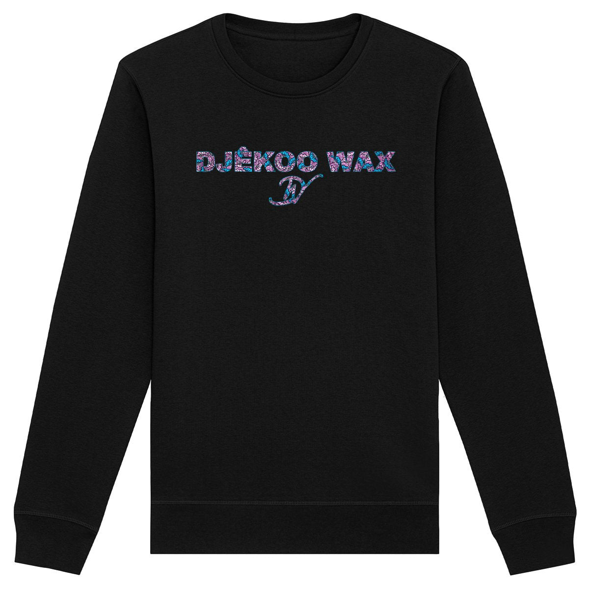 Vue produit sweat-shirt col rond unisexe bio noir à plat avec lettrage DJÊKOO WAX rempli de motifs wax fleurs de mariage rose fuchsia, bleu turquoise et violet et monogramme DW cursif - Style africain premium