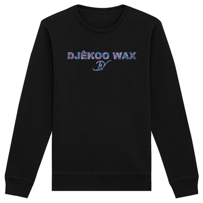 Vue produit sweat-shirt col rond unisexe bio noir à plat avec lettrage DJÊKOO WAX rempli de motifs wax fleurs de mariage rose fuchsia, bleu turquoise et violet et monogramme DW cursif - Style africain premium