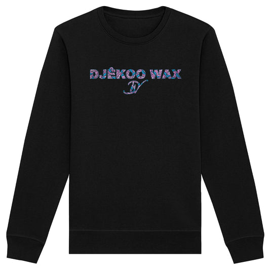 Vue produit sweat-shirt col rond unisexe bio noir à plat avec lettrage DJÊKOO WAX rempli de motifs wax fleurs de mariage rose fuchsia, bleu turquoise et violet et monogramme DW cursif - Style africain premium
