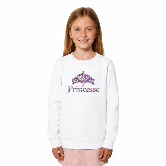 Fille portant un sweat-shirt blanc en coton bio avec couronne wax violet et inscription Princesse - Djêkoo Wax