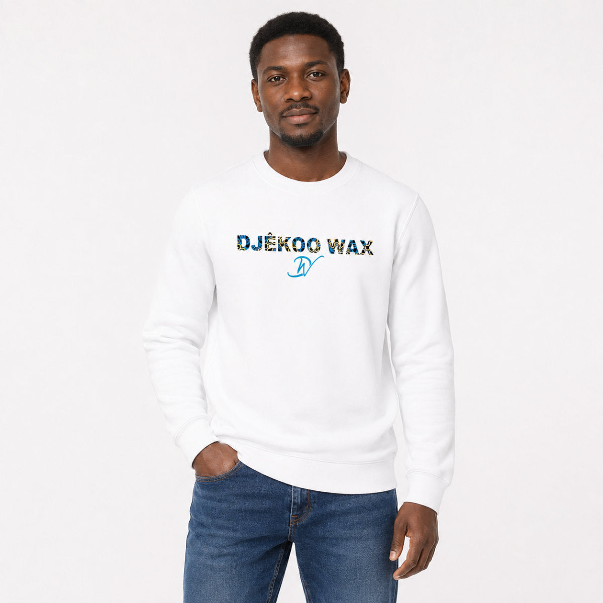 Homme portant un sweat unisexe blanc en coton bio avec motif wax ZigZag Djêkoo Wax
