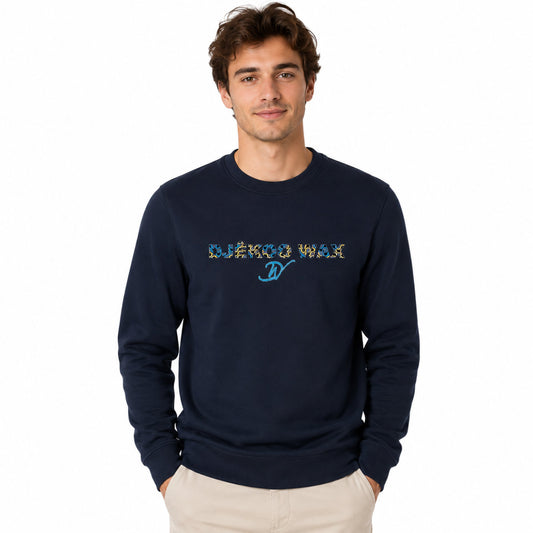 Homme portant un sweat unisexe marine en coton bio avec motif wax ZigZag Djêkoo Wax