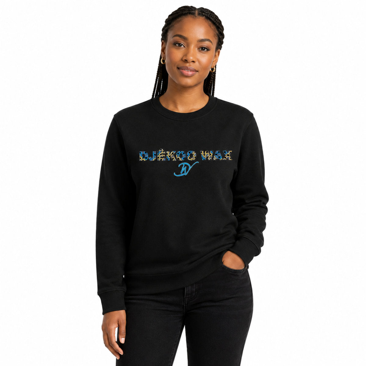 Femme portant un sweat unisexe noir en coton bio avec motif wax ZigZag Djêkoo Wax