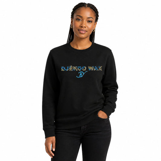 Femme portant un sweat unisexe noir en coton bio avec motif wax ZigZag Djêkoo Wax