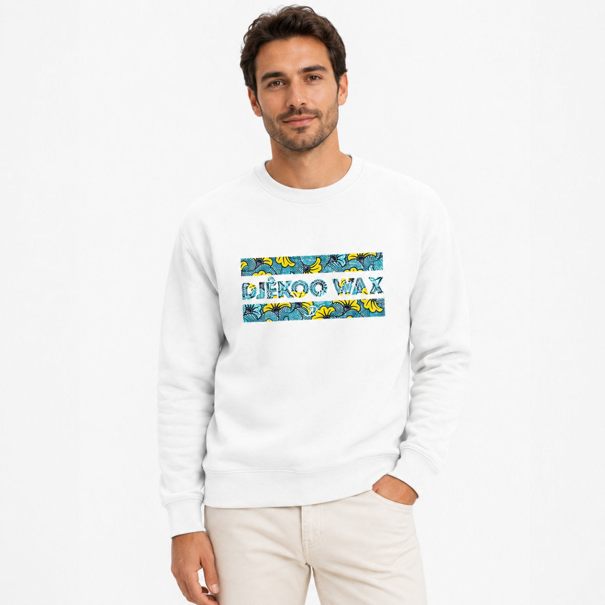 Homme portant un sweat wax unisexe blanc avec motif Fleurs de mariage Djêkoo Wax