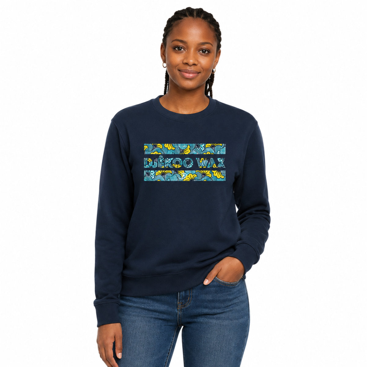 Femme portant un sweat wax unisexe marine avec motif Fleurs de mariage Djêkoo Wax