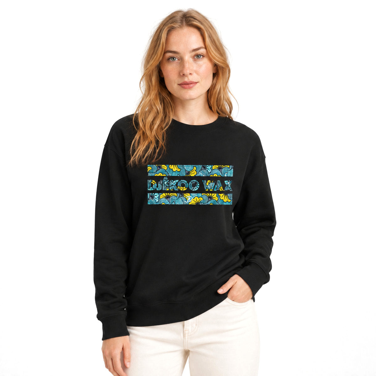 Femme portant un sweat wax unisexe noir avec motif Fleurs de mariage Djêkoo Wax