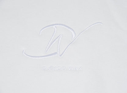 Broderie 10cm x 10cm blanche du Logo Djêkoo Wax sur le devant du sweat à capuche