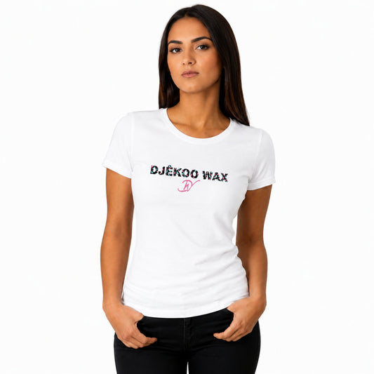 Femme portant un t-shirt bio blanc avec motif Bogolan Djêkoo Wax