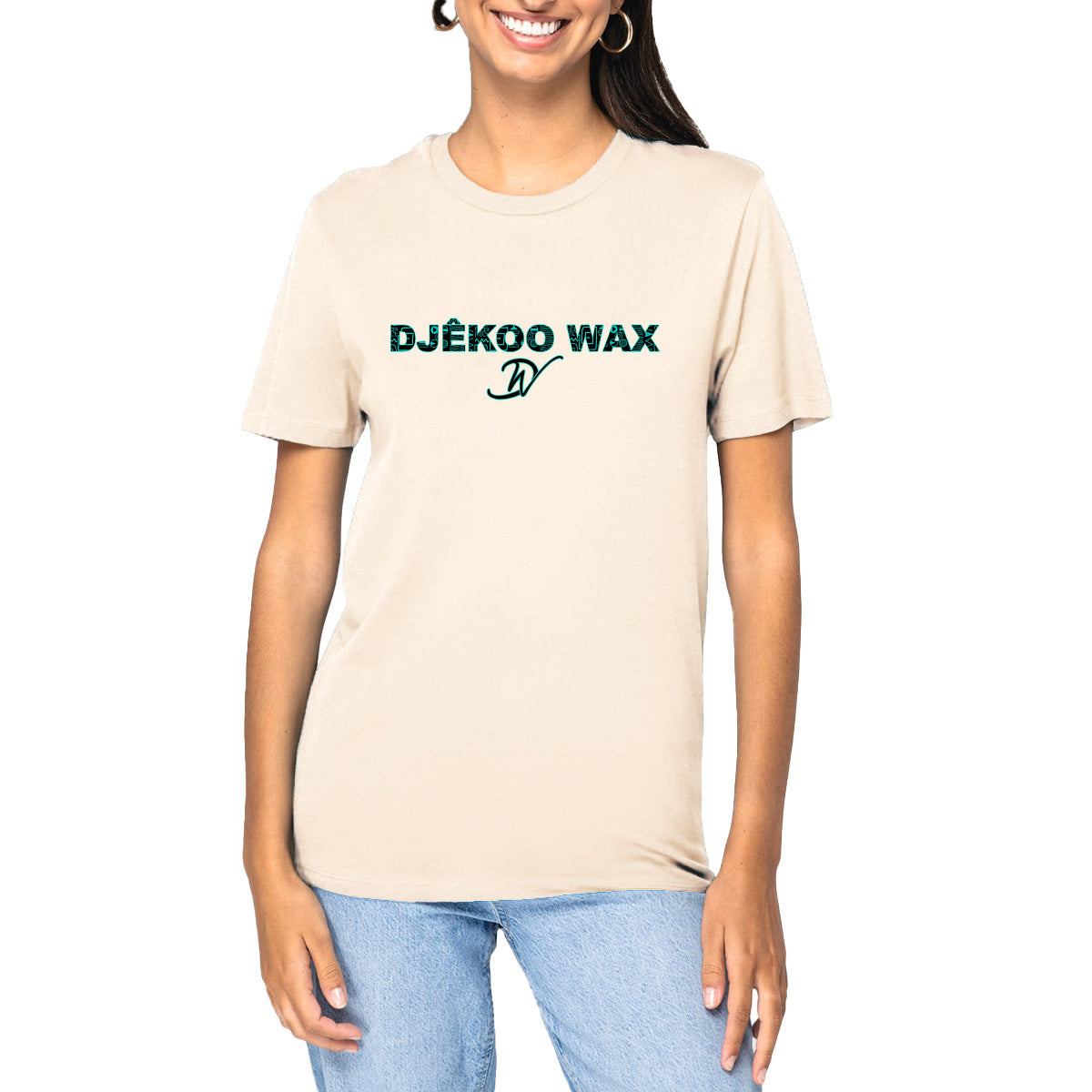 Femme souriante portant un t-shirt unisexe beige en coton biologique avec logo Djêkoo Wax imprimé vert émeraude - Mode africaine éco-responsable