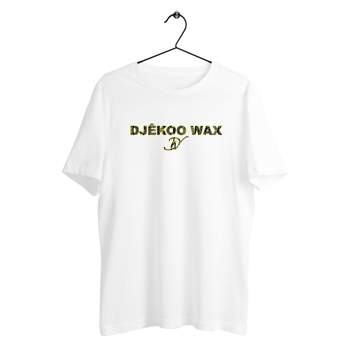 T-shirt unisexe blanc sur cintre en coton biologique avec logo Djêkoo Wax imprimé tissu wax jaune et noir - Vêtement éco-responsable