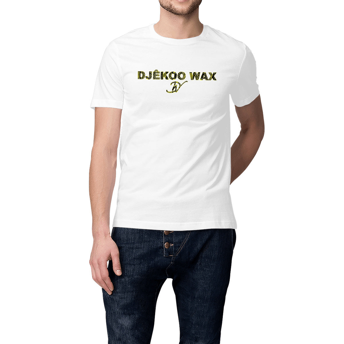 Homme portant un t-shirt unisexe blanc en coton biologique avec logo Djêkoo Wax imprimé tissu wax jaune et noir - Mode africaine éco-responsable