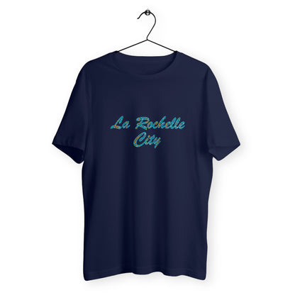 T-shirt unisexe bleu marine sur cintre en coton biologique avec inscription cursive La Rochelle City remplie de motifs wax bleu turquoise et jaune - Souvenir La Rochelle