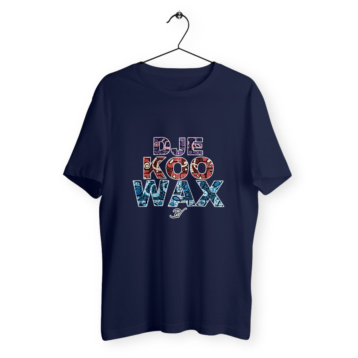 T-shirt unisexe bleu marine sur cintre en coton biologique avec lettrage DJEKOO WAX rempli de motifs wax violet, rouge et bleu - Djêkoo Wax