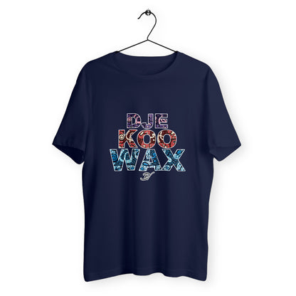 T-shirt unisexe bleu marine sur cintre en coton biologique avec lettrage DJEKOO WAX rempli de motifs wax violet, rouge et bleu - Djêkoo Wax