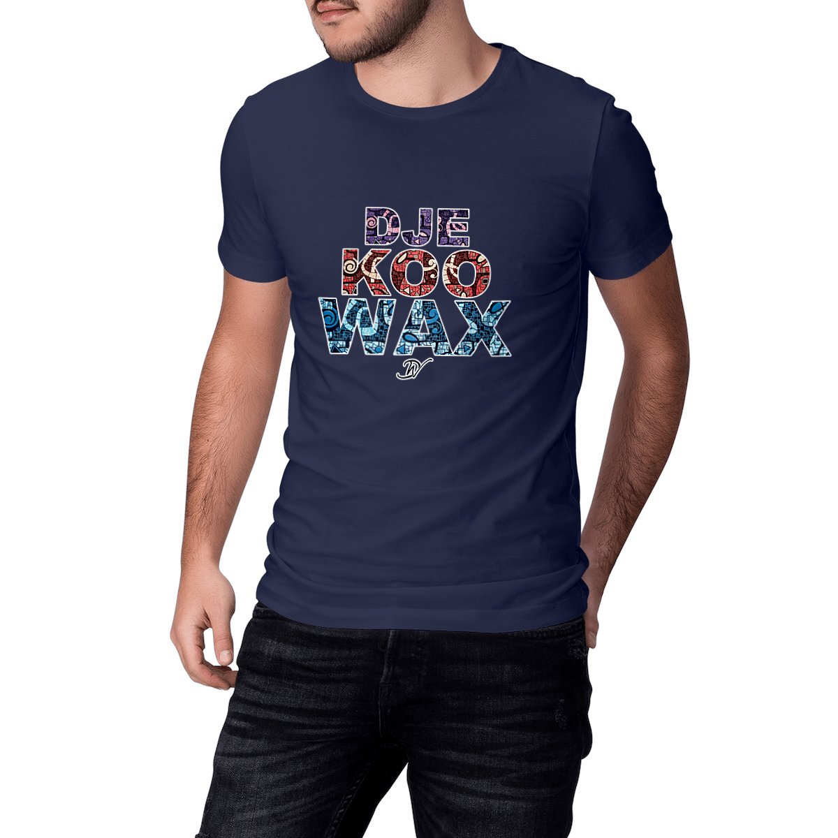 Homme portant un t-shirt unisexe bleu marine en coton biologique avec lettrage DJEKOO WAX rempli de motifs wax violet, rouge et bleu - Mode africaine éco-responsable