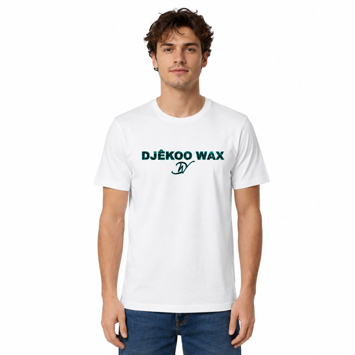 Homme portant un t-shirt bio unisexe blanc avec motif Bogolan vert et noir
