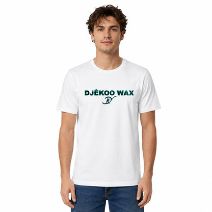 Homme portant un t-shirt bio unisexe blanc avec motif Bogolan vert et noir