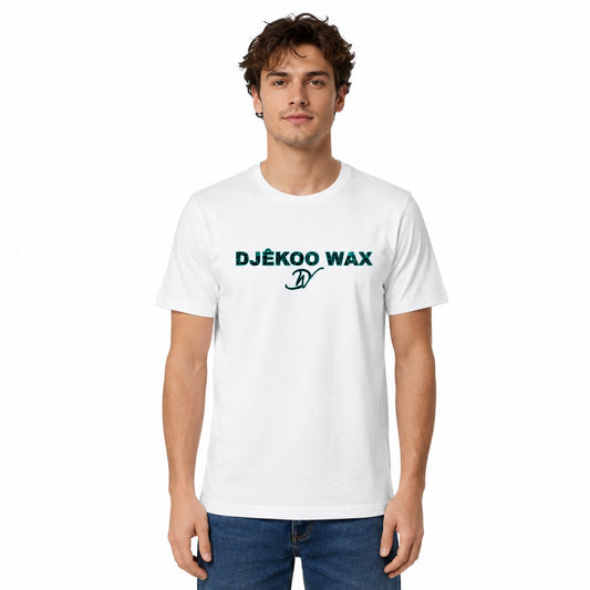 Homme portant un t-shirt bio unisexe blanc avec motif Bogolan vert et noir