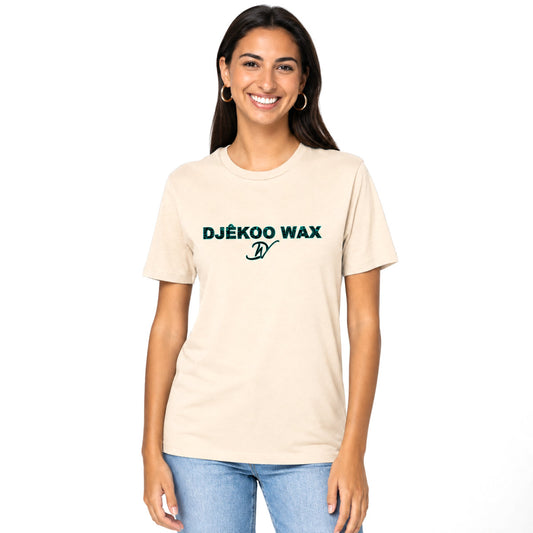 Femme portant un t-shirt bio unisexe naturel au motif Bogolan vert et noir