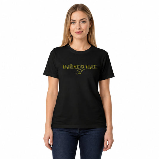 Femme portant un t-shirt bio unisexe noir avec motif Bogolan jaune et noir Djêkoo Wax