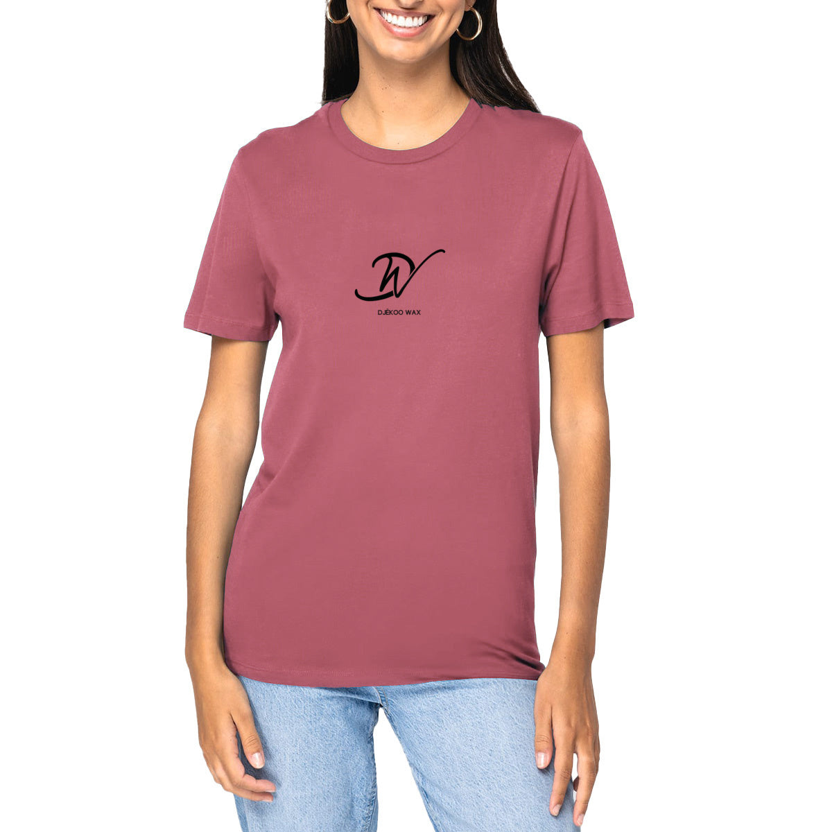 Femme souriante portant un t-shirt unisexe rose framboise en coton biologique avec logo signature DW Djêkoo Wax imprimé noir - Mode éthique