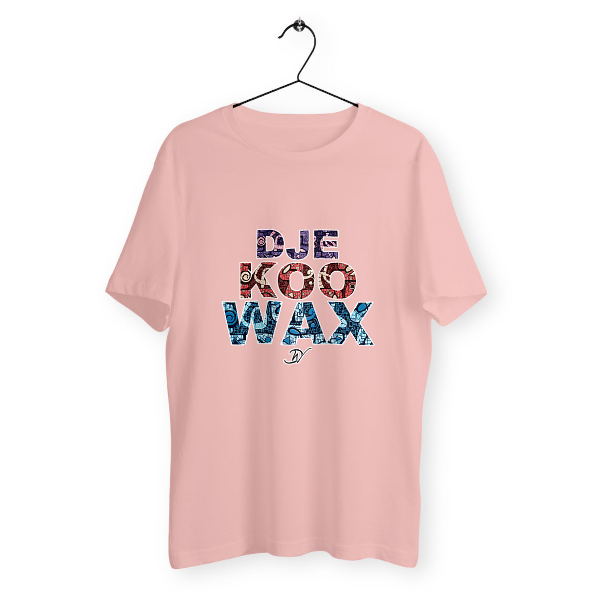 T-shirt unisexe rose poudré sur cintre en coton biologique avec lettrage DJEKOO WAX rempli de motifs wax violet, rouge et bleu - Djêkoo Wax