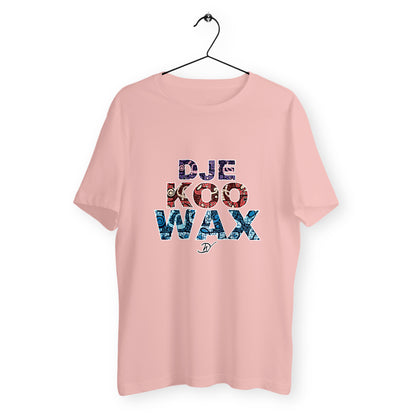 T-shirt unisexe rose poudré sur cintre en coton biologique avec lettrage DJEKOO WAX rempli de motifs wax violet, rouge et bleu - Djêkoo Wax