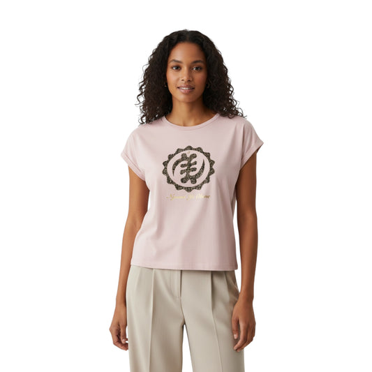 Femme portant un t-shirt bio rose avec symbole Adinkra Nyame Ye Ohene