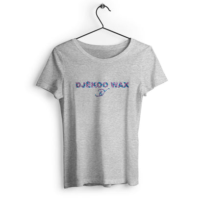 T-shirt femme cintrée col rond gris chiné en coton bio avec lettrage DJÊKOO WAX rempli de motifs wax fleurs de mariage bleu turquoise, rose et violet - Vêtement éco-responsable


