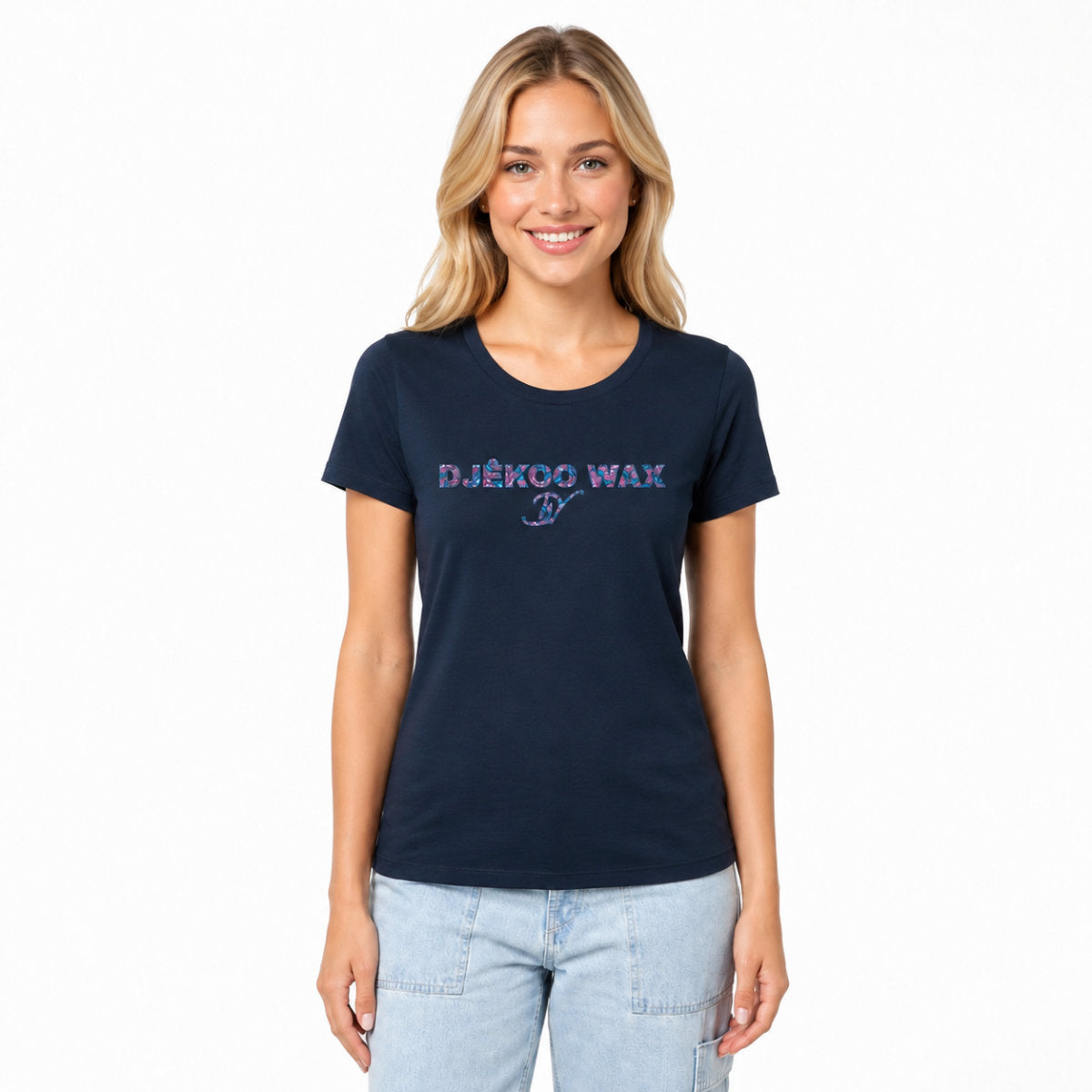 Femme portant un t-shirt marine en coton bio avec motif wax Fleurs de Mariage Djêkoo Wax