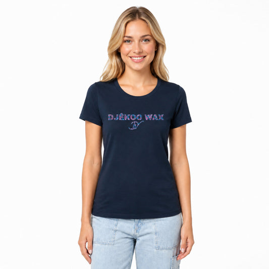 Femme portant un t-shirt marine en coton bio avec motif wax Fleurs de Mariage Djêkoo Wax