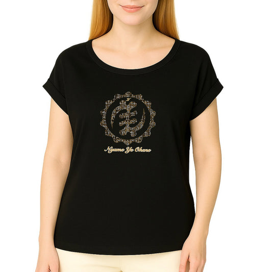 Femme portant un t-shirt coupe courte noir en coton bio avec symbole Adinkra Nyame Ye Ohene noir et or et inscription cursive dorée - Djêkoo Wax